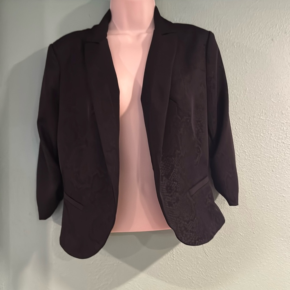 Cropped black blazer snake print